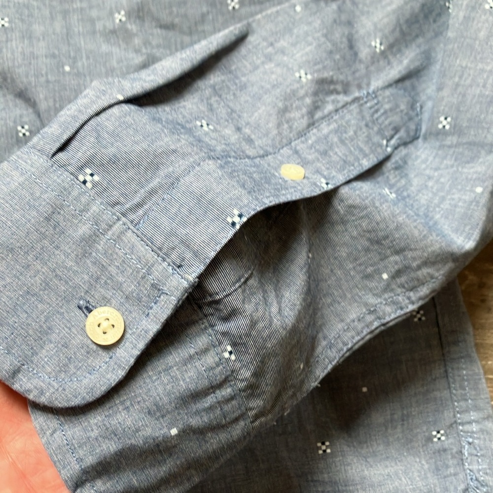 Abercrombie & Fitch - Picture 10 of 16